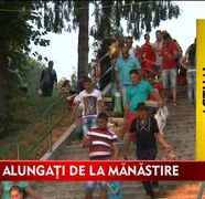 Suparare mare la Curtea de Arges! Au fost dati afara cu gratare cu tot din curtea lacasului de cult